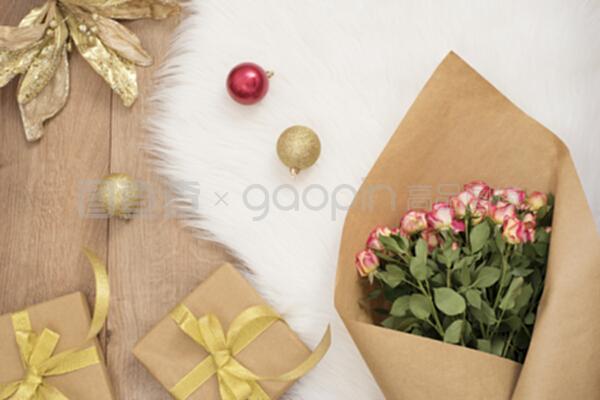 奢華綻放 皮草地毯上的圣誕花禮
